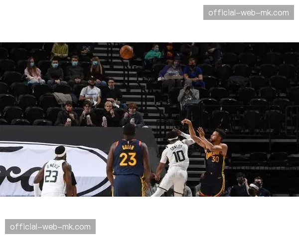 风格分析：对比勇士“传切体系”与掘金“约基奇轴心体系”的战术发起效率